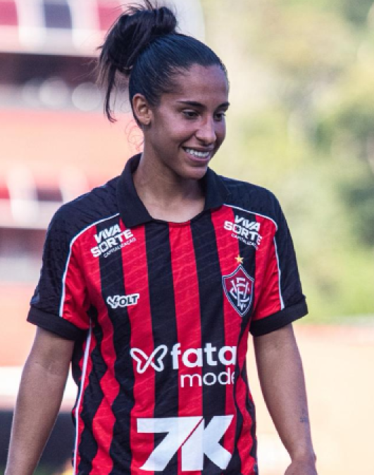 Victória Moura<h5>Midfielder</h5>